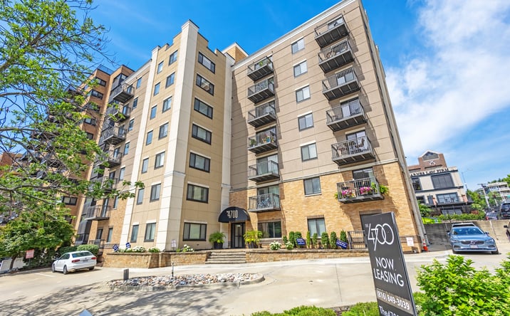 Pictures of Multifamily property located at 4700 Roanoke Parkway, Kansas City, MO 64112 for sales - image #1
