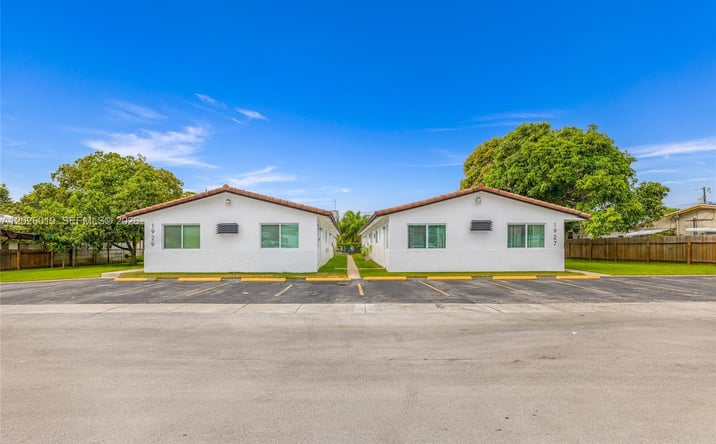 Pictures of Multifamily property located at 1927/1929 Roosevelt St, Hollywood, FL 33020 for sales - image #1