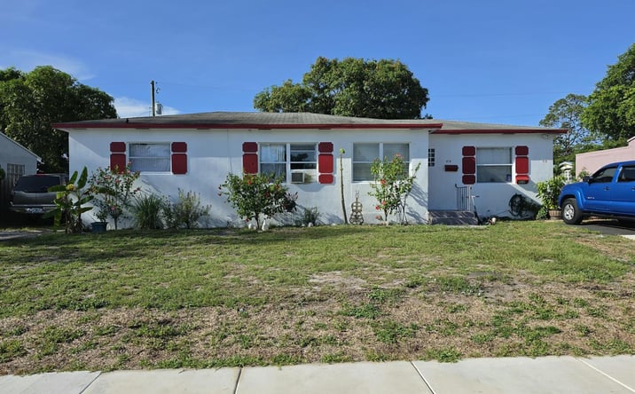 Pictures of Multifamily property located at 814 42nd Street, West Palm Beach, FL 33407 for sales - image #1