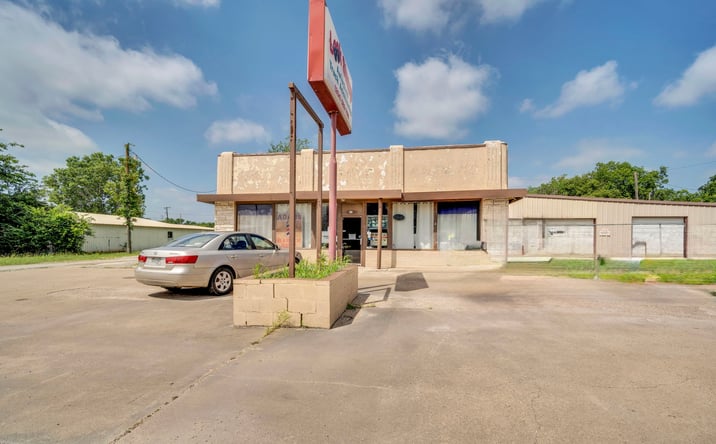 Pictures of Retail property located at 604 Abbott Avenue, Hillsboro, TX 76645 for sales - image #1