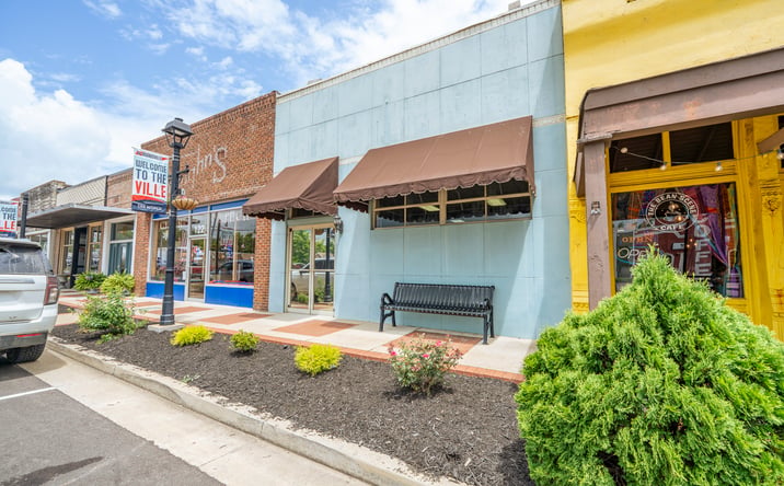 Pictures of Retail property located at 126 E MAIN ST, ADAMSVILLE, TN 38310-2314 for sales - image #1