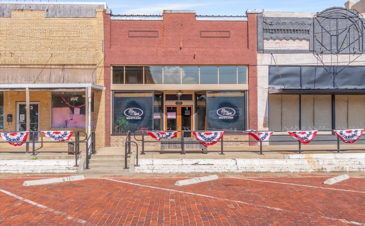 Pictures of Retail property located at 135 N 4th Street, Wills Point, TX 75169 for sales - image #1