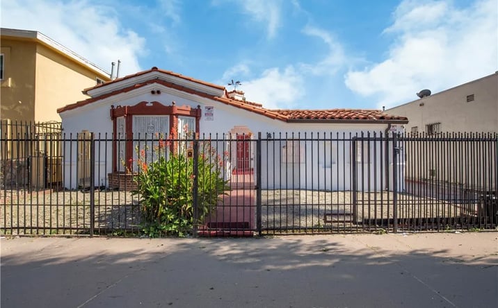 Pictures of Multifamily property located at 522 W 82nd St, Los Angeles, CA 90044 for sales - image #1