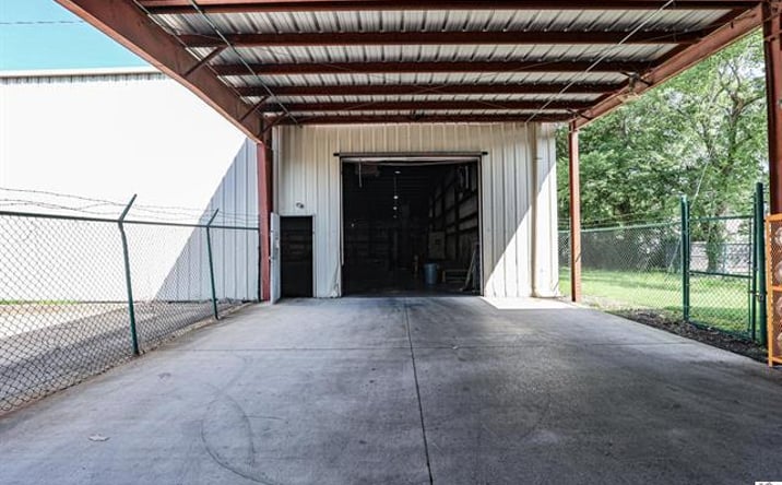 Pictures of Retail, Industrial property located at 3229 Benton Rd, Paducah, KY 42003 for sales - image #1