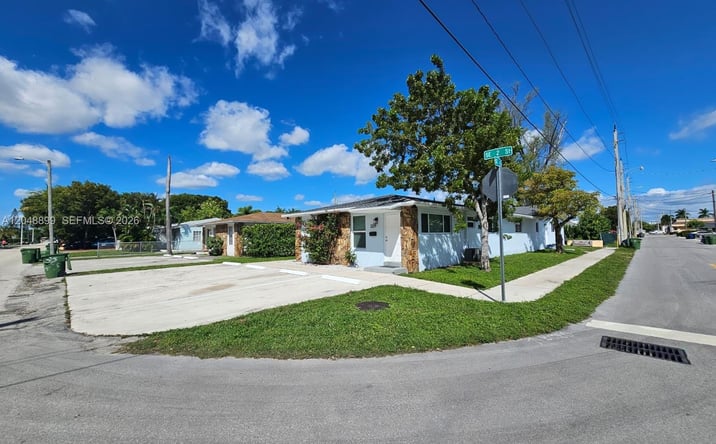 Pictures of Multifamily property located at 329 SE 2nd St, Hallandale Beach, FL 33009 for sales - image #1