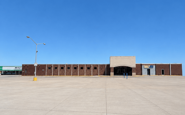 Pictures of Retail property located at 1700 South Center Street, Marshalltown, IA 50158 for sales - image #1