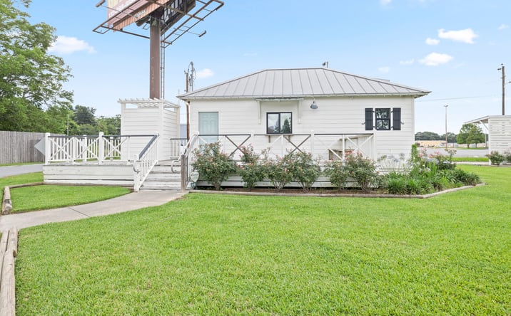 Pictures of Retail, Mixed Use, Special Purpose property located at 2627 Veterans Memorial Drive, Abbeville, LA 70510 for sales - image #1