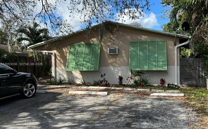 Pictures of Multifamily property located at 620 SW 7th Ave, Hallandale Beach, FL 33009 for sales - image #1