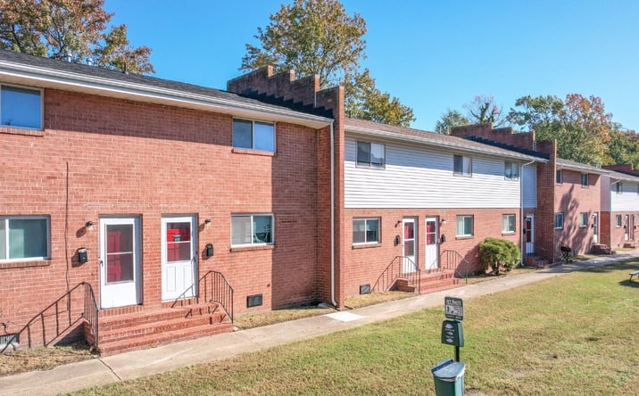 Pictures of Multifamily property located at 1625 West Pembroke Avenue, Hampton, VA 23661 for sales - image #1
