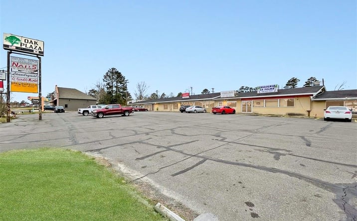 Pictures of Retail property located at 2700 Colony Boulevard, Leesville, LA 71461 for sales - image #1
