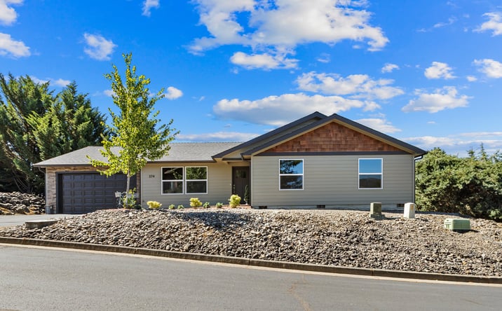 Pictures of Multifamily property located at 374 BENTGRASS CT, SUTHERLIN, OR 97479-8809 for sales - image #1