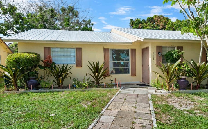 Pictures of Multifamily property located at 3117 SE Clayton Street # 19 #17-19, Stuart, FL 34997 for sales - image #1