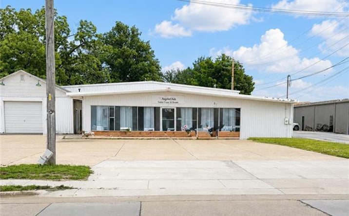 Pictures of Retail property located at 1704 S Banker St, Effingham, IL 62401 for sales - image #1