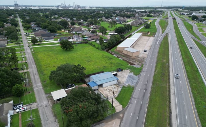 Pictures of Retail property located at 3050 E Parkway St, Groves, TX 77619 for sales - image #1