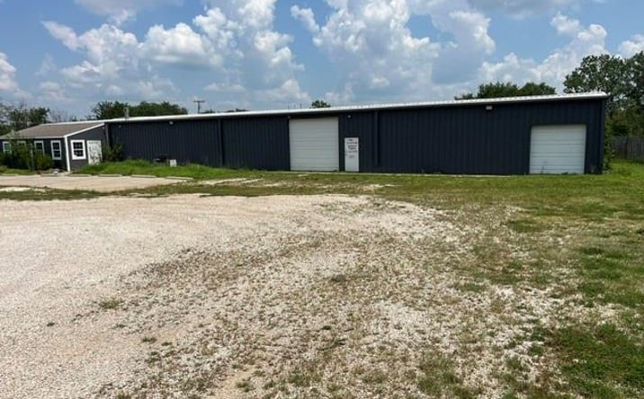 Pictures of Industrial, Retail property located at 31933 Old KC Road Road, Paola, KS 66071 for sales - image #1