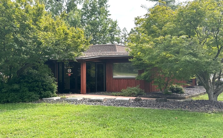 Pictures of Office property located at 303 N Robinson Circle, Carbondale, IL 62901 for sales - image #1