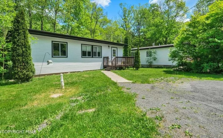 Pictures of Multifamily property located at 1462 Pocono Ln, Bartonsville, PA 18321 for sales - image #1