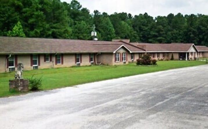 Pictures of Senior Living property located at 206 Wananish Avenue, Lake Waccamaw, NC 28450 for sales - image #1