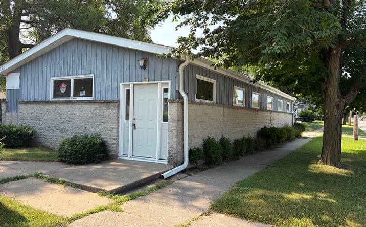Pictures of Retail property located at 402 Oak Grove Avenue, South Beloit, IL 61080 for sales - image #1
