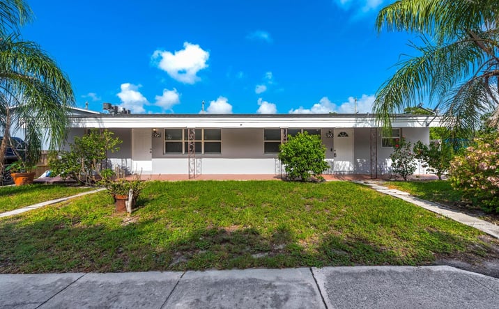 Pictures of Multifamily property located at 925 S Pine Street, Lake Worth, FL 33460 for sales - image #1