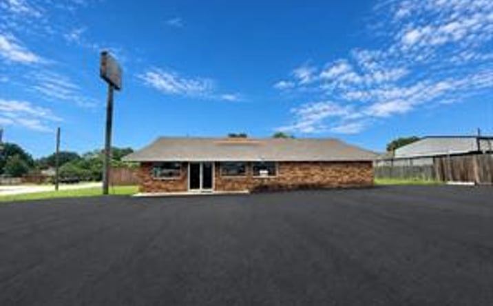 Pictures of Retail property located at 1910 U.S. 82, Gainesville, TX 76240 for sales - image #1