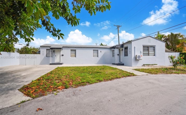 Pictures of Multifamily property located at 2140 Monroe Ter, Hollywood, FL 33020 for sales - image #1