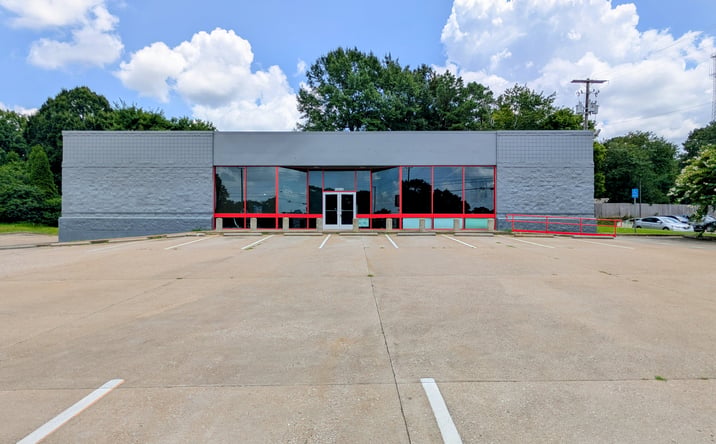 Pictures of Retail property located at 2090 North Highland Avenue, Jackson, TN 38305 for sales - image #1
