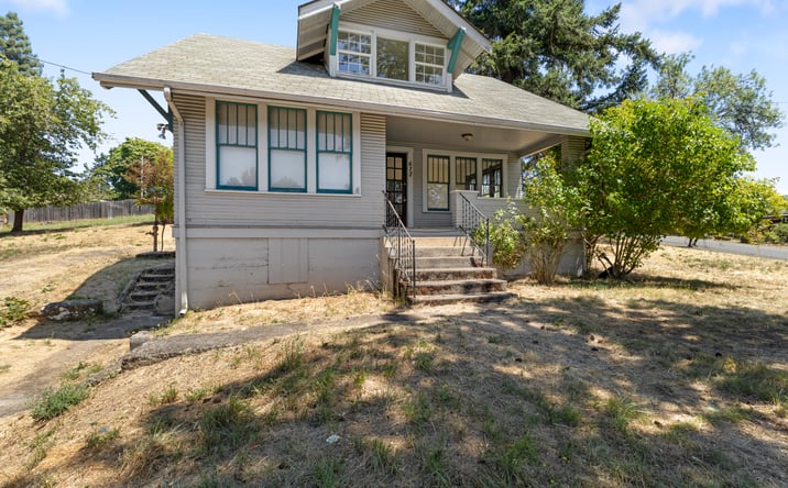 Pictures of Retail property located at 612 N STATE ST, SUTHERLIN, OR 97479-9331 for sales - image #1