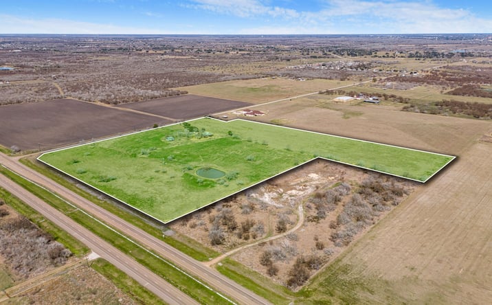 Pictures of Land property located at 803 Aloe Road North, Victoria, TX 77905 for sales - image #1
