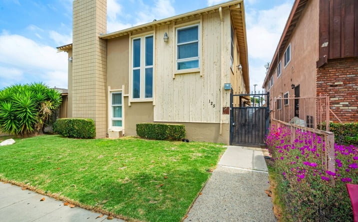 Pictures of Multifamily property located at 125 E Buckthorn Street, Inglewood, CA 90301 for sales - image #1