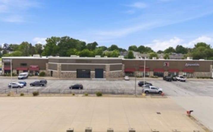 Pictures of Retail property located at 1320 West Kimberly Road, Davenport, IA 52806 for sales - image #1