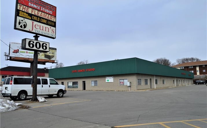 Pictures of Retail property located at 606 E Army Post Road, Des Moines, IA 50315 for sales - image #1