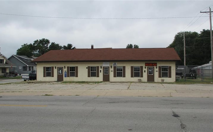 Pictures of Retail property located at 300 N Wood River Avenue, Wood River, IL 62095 for sales - image #1