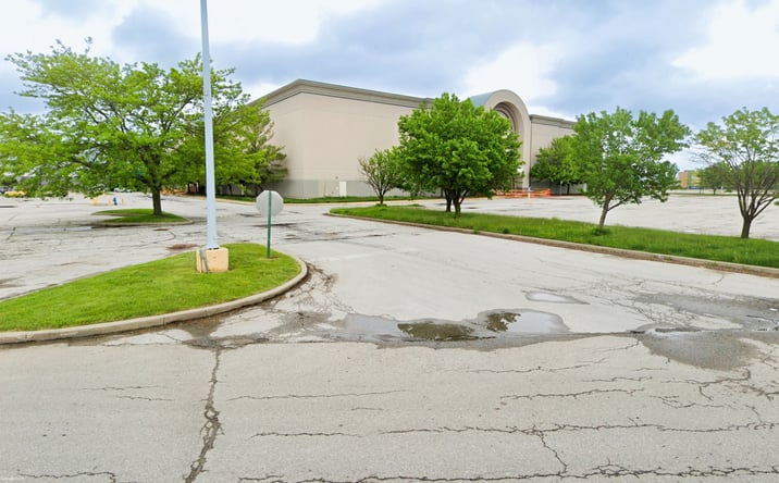 Pictures of Retail property located at 2060 Crossroads Blvd, Waterloo, IA 50702 for sales - image #1