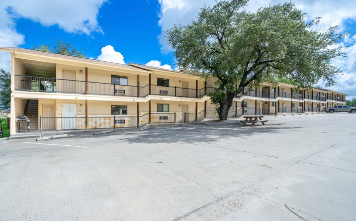 Pictures of Multifamily property located at 1609 N Hill St, Three Rivers, TX 78071 for sales - image #1