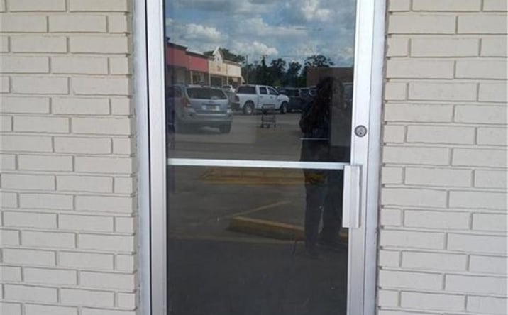 Pictures of Retail, Office, Restaurant property located at 1616 Ruth St, Sulphur, LA 70663 for lease - image #1
