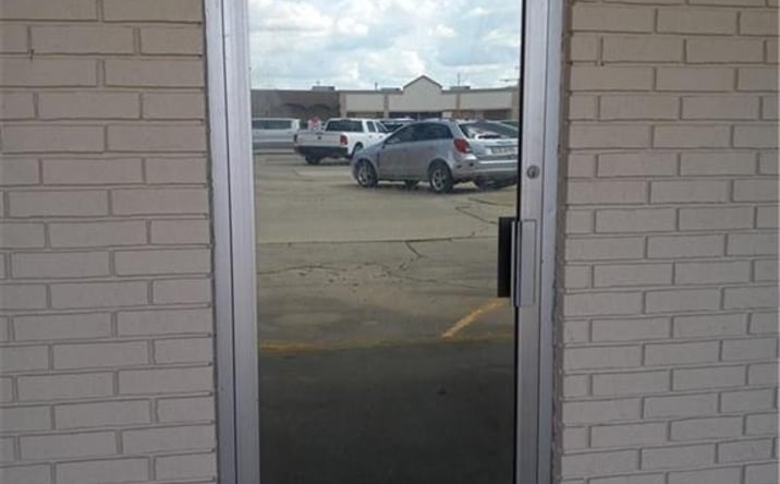 Pictures of Retail, Office, Restaurant property located at 1614 Ruth St, Sulphur, LA 70663 for lease - image #1