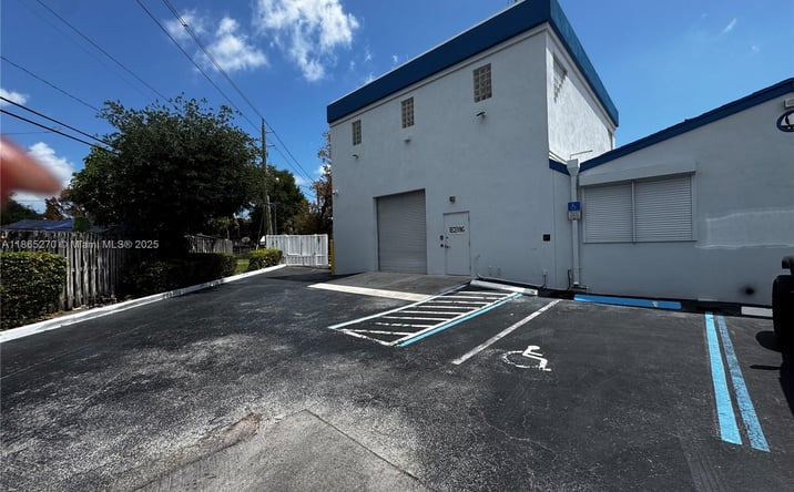 Pictures of Retail property located at 6151 Pembroke Rd, Hollywood, FL 33023 for lease - image #1