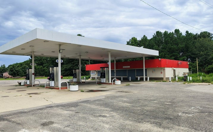 Pictures of Retail property located at 526 Aberdeen Rd, Raeford, NC 28376 for lease - image #1