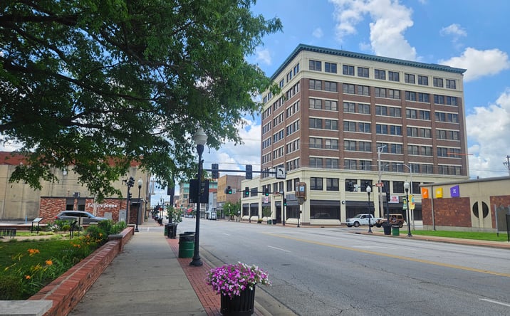 Pictures of Retail, Office, Restaurant property located at 402 S Main St, Joplin, MO 64801 for lease - image #1