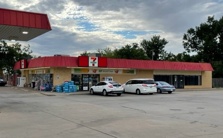 Pictures of Retail property located at 401 N University Dr, Edmond, OK 73034 for lease - image #1
