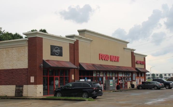 Pictures of Retail property located at 2700 N University Ave, Lafayette, LA 70507 for lease - image #1