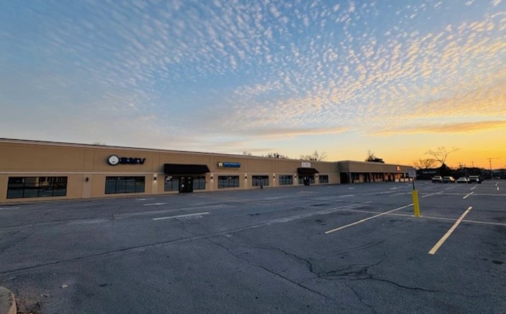 Pictures of Retail property located at 2614 Charlestown Rd, New Albany, IN 47150 for lease - image #1