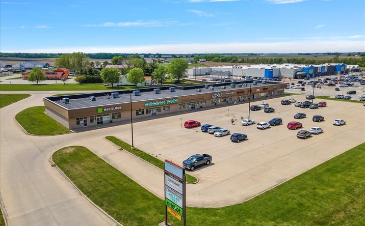 Pictures of Retail property located at 1526-B W Springfield Rd, Taylorville, IL 62568 for lease - image #1