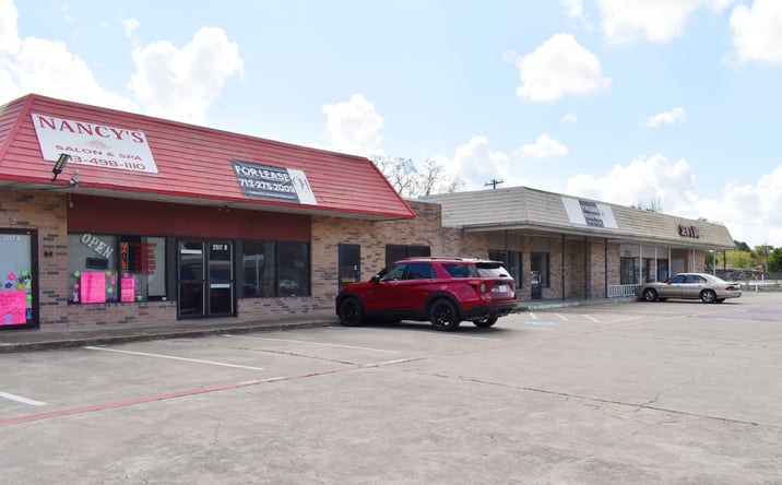 Pictures of Retail property located at 2517 Strawberry Rd, Pasadena, TX 77502 for lease - image #1