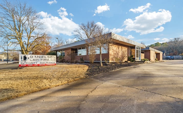 Pictures of Office property located at 909 E Rolling Hills Dr, Fayetteville, AR 72703 for lease - image #1