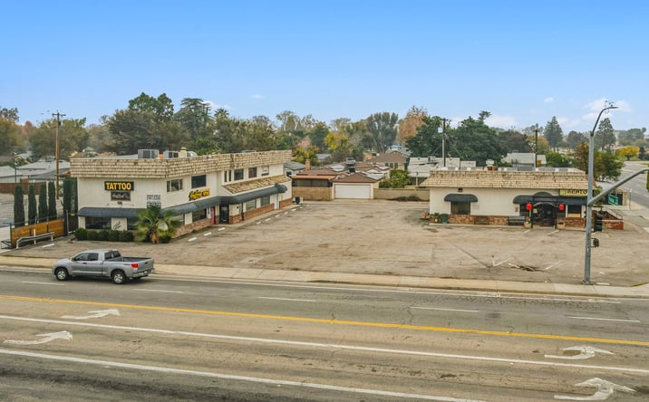 Pictures of Retail property located at 1656 Oak St, Bakersfield, CA 93301 for lease - image #1