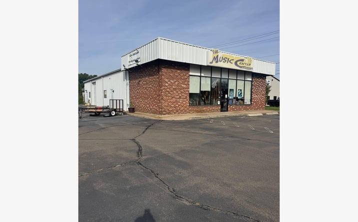Pictures of Retail property located at 473 Washington Ave, North Haven, CT 06473 for lease - image #1