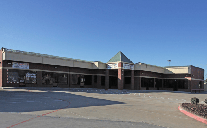 Pictures of Retail property located at 710 SW Green Oaks Blvd., Arlington, TX 76017 for lease - image #1