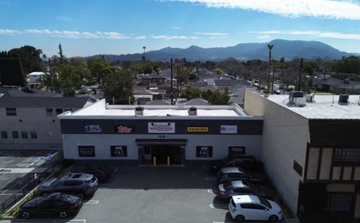 Pictures of Retail property located at 1610 W Burbank Blvd, Burbank, CA 91506 for lease - image #1